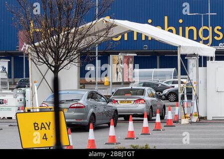 Londra, Regno Unito. 31st Mar, 2020. Foto scattata il 31 marzo 2020 mostra una stazione di prova drive-through COVID-19 situata nel parcheggio di un negozio IKEA a Wembley, nella parte nord-ovest di Londra, in Gran Bretagna. Secondo i media locali, un centro di test COVID-19 per i dipendenti del National Health Service (NHS) si è aperto presso il parcheggio di un negozio IKEA a Wembley. Credito: Ray Tang/Xinhua/Alamy Live News Foto Stock