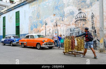 Auto americane e murale di Havana, Cuba Foto Stock