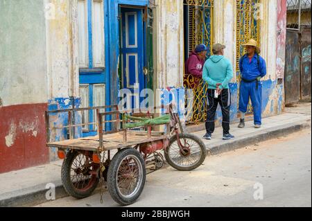 Uomini che parlano sulla strada, l'Avana, Cuba Foto Stock