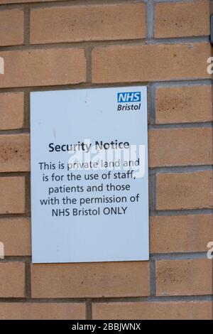 Bristol-March 2020-England- una veduta ravvicinata di un avviso di sicurezza dal NHS Bristol Foto Stock