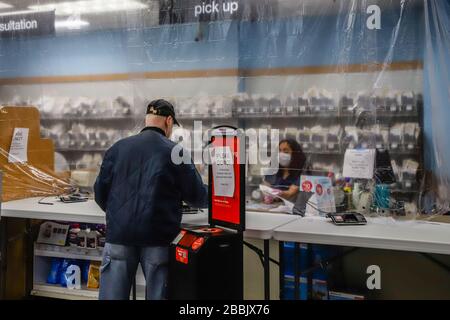 New York, NEW YORK, EUA. 31st Mar, 2020. Pharma protegge i dipendenti durante la pandemia di Coronavirus Covid-19 negli Stati Uniti. Credit: Vanessa Carvalho/ZUMA Wire/Alamy Live News Foto Stock