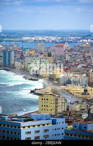 Il giorno della tempesta soffia onde sul Malecon, Centro, l'Avana, Cuba Foto Stock
