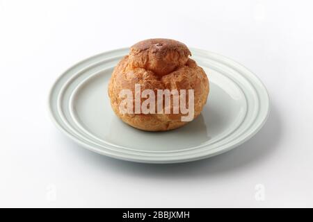 crema puff su piastra closeup isolato su sfondo bianco Foto Stock