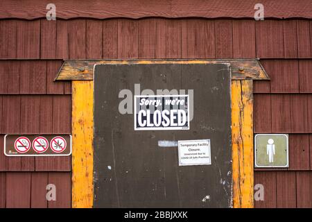 Surrey, Canada - 29 marzo 2020: Notifica su Peach Arch Park porta bagno pubblico di strutture chiuse a causa di Coronavirus Covid-19 pandemic conce Foto Stock