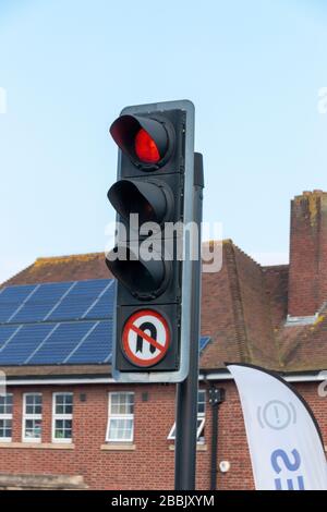 Bristol-March 2020-England- una vista ravvicinata di un robot rosso o semaforo con un segno di NO uturns in basso Foto Stock