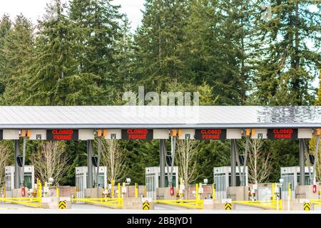 Surrey, Canada - 29 marzo 2020: Stazioni di ispezione vuote all'ingresso al confine canadese dell'arco della Pace chiuso durante l'epidemia di Coronavirus Covid-19 Foto Stock