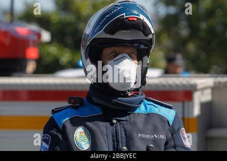 Un Coruna-Spain.Portrait di una polizia locale di Coruña indossando un casco e una maschera per moto a causa della crisi del covid-coronavirus il 26 marzo 2020 Foto Stock