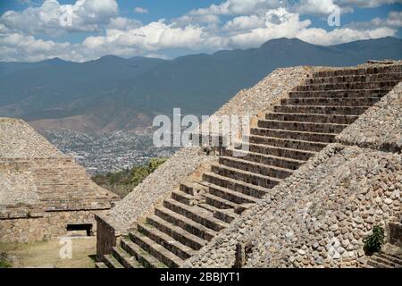 Sito archeologico di Monte Alban con la città di Oaxaca sullo sfondo Foto Stock