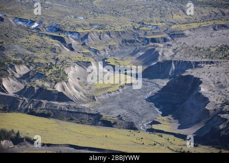 Una vista aerea della valle del fiume Toutle, che esce dal monte St Helens, vista dalla Route 504, Cowlitz County, Washington state, USA. Foto Stock