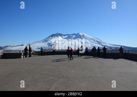 Le persone che ammirano la vista del monte St Helens dalla piattaforma di osservazione all'aperto presso l'osservatorio Johnston Ridge, Skamania County, Washington state, USA. Foto Stock