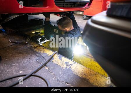 Berlino, Germania. 31st Mar, 2020. Andreas Lemmer, meccanico e proprietario della sua officina, sta lavorando su un'auto. Credit: Fabian Sommer/dpa/Alamy Live News Foto Stock