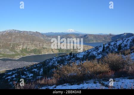 Spirit Lake e Mt Adams visti dall'Harry's Ridge Trail nel Mt St Helens National Volcanic Monument, Washington state, USA. Foto Stock