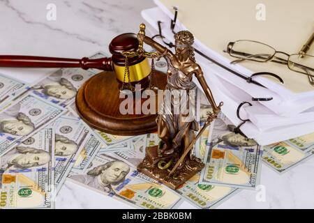 Cento dollari della Statua della Giustizia con scale con giudice gavel con legge documenti concetto di corruzione Foto Stock