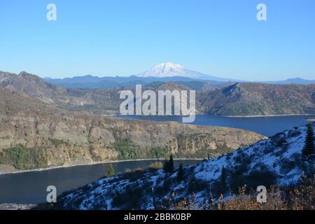 Spirit Lake e Mt Adams visti dall'Harry's Ridge Trail nel Mt St Helens National Volcanic Monument, Washington state, USA. Foto Stock