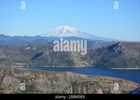 Spirit Lake e Mt Adams visti dall'Harry's Ridge Trail nel Mt St Helens National Volcanic Monument, Washington state, USA. Foto Stock