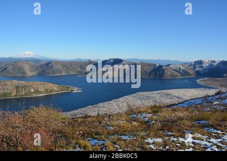 Spirit Lake e Mt Adams visti dall'Harry's Ridge Trail nel Mt St Helens National Volcanic Monument, Washington state, USA. Foto Stock