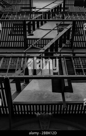 Un appartamento fuga fuoco in bianco e nero Foto Stock