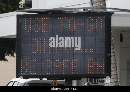 Beverly Hills, Stati Uniti. 31st Mar, 2020. BEVERLY HILLS, LOS ANGELES, CALIFORNIA, STATI UNITI - 31 MARZO: Un cartello con la scritta Caltrans Changeable message Sign (CMS) avvisa gli automobilisti su N Canon Drive, vicino all'angolo di N Santa Monica Blvd, per rimanere a casa, utilizzare i pasti e la distanza 6 piedi per combattere il romanzo Coronavirus COVID-19 pandemic il 31 marzo 2020 a Beverly Hills, Los Angeles, California, Stati Uniti. (Foto di Xavier Collin/Image Press Agency) Credit: Image Press Agency/Alamy Live News Foto Stock