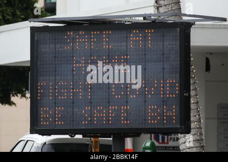 Beverly Hills, Stati Uniti. 31st Mar, 2020. BEVERLY HILLS, LOS ANGELES, CALIFORNIA, STATI UNITI - 31 MARZO: Un cartello con la scritta Caltrans Changeable message Sign (CMS) avvisa gli automobilisti su N Canon Drive, vicino all'angolo di N Santa Monica Blvd, per rimanere a casa, utilizzare i pasti e la distanza 6 piedi per combattere il romanzo Coronavirus COVID-19 pandemic il 31 marzo 2020 a Beverly Hills, Los Angeles, California, Stati Uniti. (Foto di Xavier Collin/Image Press Agency) Credit: Image Press Agency/Alamy Live News Foto Stock