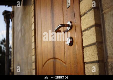 Facciata di una casa con una porta marrone chiuso moderno Foto Stock