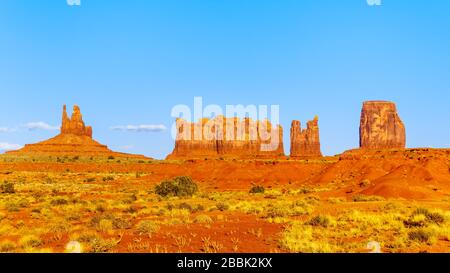 Le formazioni di arenaria di Mitten Buttes e Cly Butte nel paesaggio desertico di Monument Valley, Utah e Arizona, Stati Uniti Foto Stock