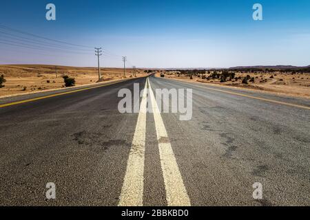 Lato deserto lungo strada -bordo del viaggio del mondo- Riyadh, Arabia Saudita. Fatto clic su 8th novembre 2019. Foto Stock