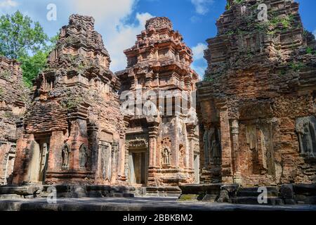 Preah Ko è un tempio del gruppo di Roluos e fu costruito nel tardo 9th secolo durante il regno di re Indravarman i nella nuova capitale, Hariharalaya Foto Stock