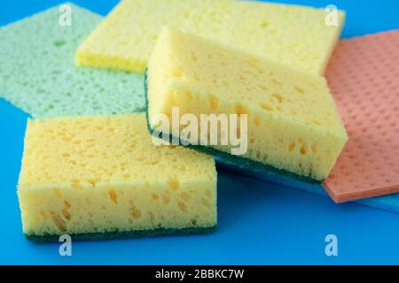 Spugne asciugate per la pulizia e la pulizia della cucina colorate. Cucina lavastoviglie primo piano, concetto di pulizia, lavori domestici Foto Stock