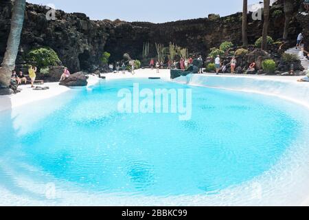 Lanzarote, Spagna - 6 agosto 2018: Persone al Jameos del Agua, parte di un lungo tubo di lava che si formò quando il Montana la Corona eruttò e si trasformò Foto Stock