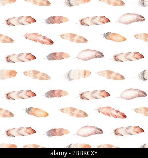 Motivo sfumato con filigrana. Texture dipinta a mano con piume di uccello su sfondo bianco. Illustrazione in stile boho. Foto Stock