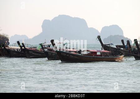 Thai tradizionale barca a coda lunga tour grande motore diesel. Barca mare e sabbia in Thailandia Foto Stock