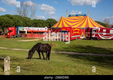 Bordeaux , Aquitaine / Francia - 03 15 2020 : roger lanzac circo tent trucks rosso giallo strisce e animali Foto Stock