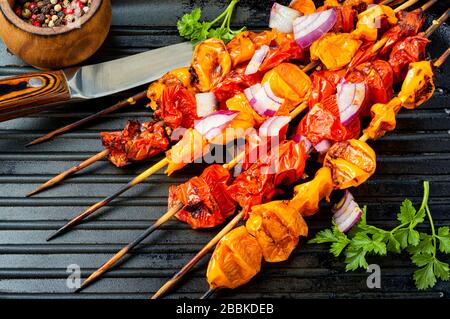 Spiedini vegetali di pomodori, pomodori ciliegini su padella grill Foto Stock