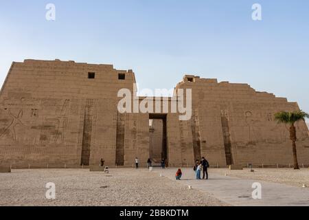 Medinet Habu, Luxor, Egitto - 26th Dic 2019: Il primo pilone del tempio mortuario di Ramesses III nella sponda occidentale di Luxor Foto Stock
