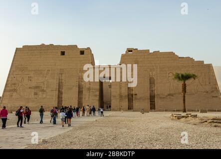 Medinet Habu, Luxor, Egitto - 26th Dic 2019: Il primo pilone del tempio mortuario di Ramesses III nella sponda occidentale di Luxor Foto Stock