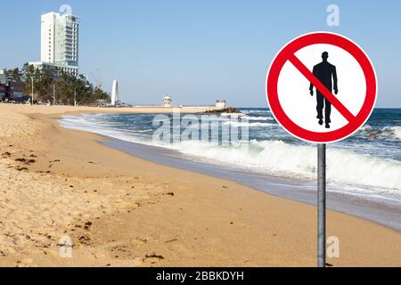 Spiaggia con segno di divieto di persone che camminano. Isolamento automatico in quarantena Foto Stock