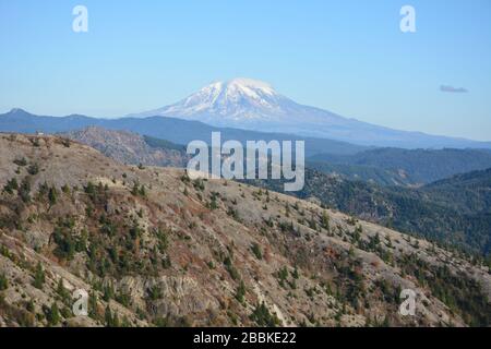 Il lato ovest di Mount Adams visto in ottobre dalla Forest Highway (NF-99) vicino a Windy Ridge, Mt St Helens National Monument, Washington state, USA. Foto Stock