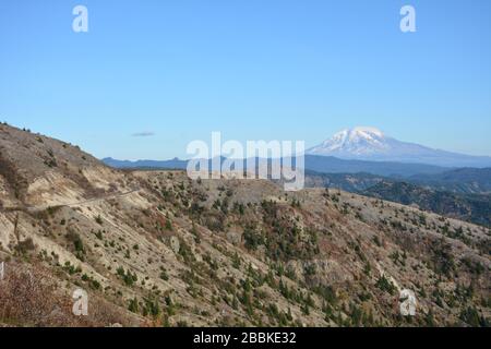 Il lato ovest di Mount Adams visto in ottobre dalla Forest Highway (NF-99) vicino a Windy Ridge, Mt St Helens National Monument, Washington state, USA. Foto Stock