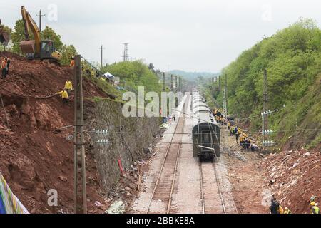 (200401) -- YONGXING, 1 aprile 2020 (Xinhua) -- UN treno passa attraverso il sito di incidenti sulla linea ferroviaria Pechino-Guangzhou nella città di Chenzhou, nella provincia centrale della Cina Hunan, 1 aprile 2020. Il traffico ferroviario è ripreso mercoledì nella città di Chenzhou, nella provincia di Hunan, nel centro della Cina, dopo un viaggio in treno di lunedì. Un treno da Pechino alla città turistica della Cina del sud di Sanya è andato attraverso il luogo dell'incidente sulla linea ferroviaria di Pechino-Guangzhou intorno alle 11:45 di mattina Mercoledì. È stato il primo treno a passare il sito dopo l'incidente che ha ucciso uno e ferito 127. (Xinhua/Chen Zhenhai) Foto Stock