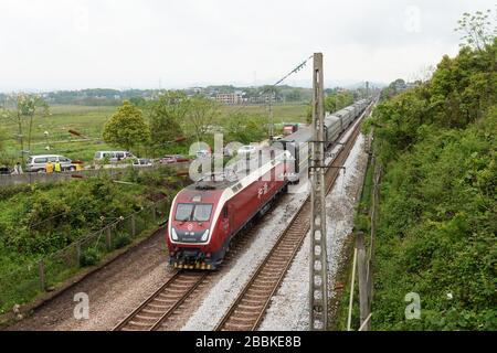 (200401) -- YONGXING, 1 aprile 2020 (Xinhua) -- UN treno passa attraverso il sito di incidenti sulla linea ferroviaria Pechino-Guangzhou nella città di Chenzhou, nella provincia centrale della Cina Hunan, 1 aprile 2020. Il traffico ferroviario è ripreso mercoledì nella città di Chenzhou, nella provincia di Hunan, nel centro della Cina, dopo un viaggio in treno di lunedì. Un treno da Pechino alla città turistica della Cina del sud di Sanya è andato attraverso il luogo dell'incidente sulla linea ferroviaria di Pechino-Guangzhou intorno alle 11:45 di mattina Mercoledì. È stato il primo treno a passare il sito dopo l'incidente che ha ucciso uno e ferito 127. (Xinhua/Chen Zhenhai) Foto Stock