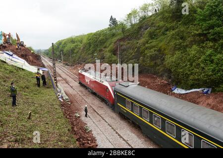 (200401) -- YONGXING, 1 aprile 2020 (Xinhua) -- UN treno passa attraverso il sito di incidenti sulla linea ferroviaria Pechino-Guangzhou nella città di Chenzhou, nella provincia centrale della Cina Hunan, 1 aprile 2020. Il traffico ferroviario è ripreso mercoledì nella città di Chenzhou, nella provincia di Hunan, nel centro della Cina, dopo un viaggio in treno di lunedì. Un treno da Pechino alla città turistica della Cina del sud di Sanya è andato attraverso il luogo dell'incidente sulla linea ferroviaria di Pechino-Guangzhou intorno alle 11:45 di mattina Mercoledì. È stato il primo treno a passare il sito dopo l'incidente che ha ucciso uno e ferito 127. (Xinhua/Chen Zhenhai) Foto Stock