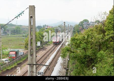 (200401) -- YONGXING, 1 aprile 2020 (Xinhua) -- UN treno passa attraverso il sito di incidenti sulla linea ferroviaria Pechino-Guangzhou nella città di Chenzhou, nella provincia centrale della Cina Hunan, 1 aprile 2020. Il traffico ferroviario è ripreso mercoledì nella città di Chenzhou, nella provincia di Hunan, nel centro della Cina, dopo un viaggio in treno di lunedì. Un treno da Pechino alla città turistica della Cina del sud di Sanya è andato attraverso il luogo dell'incidente sulla linea ferroviaria di Pechino-Guangzhou intorno alle 11:45 di mattina Mercoledì. È stato il primo treno a passare il sito dopo l'incidente che ha ucciso uno e ferito 127. (Xinhua/Chen Zhenhai) Foto Stock