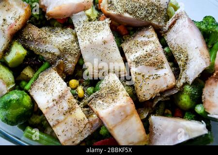 Pesce sano al forno con verdure, filetto di merluzzo fritto con lattuga e verdure da vicino, fuoco selettivo, spezie cavoli di bruxelles, vegetariano Foto Stock