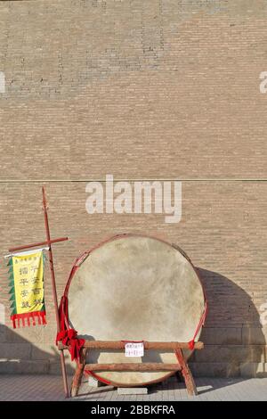 Grande tamburo rosso cinese dagu drum-bass. Rouyuan uomini-porta di conciliazione-Jiayu Fort-Jiayuguan-Gansu-China-0753 Foto Stock