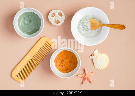 Maschere in argilla e prodotti cosmetici SPA su fondo pesca. Cosmetici naturali per la cura della pelle, del corpo e dei capelli. Disposizione piatta, vista dall'alto Foto Stock