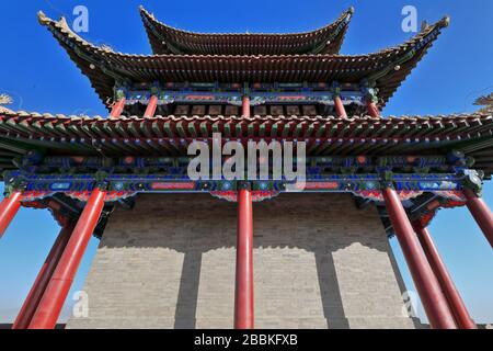 Le eaves capovolte-chiwen e chishou ornate-Xieshan tetto-porta della torre dei Sospiri-fortezza di Jiayuguan-Gansu-Cina-0767 Foto Stock