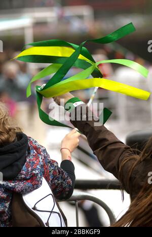 Folla su NewcsastleGateshead quayside per le celebrazioni olimpiche del 2012 Foto Stock