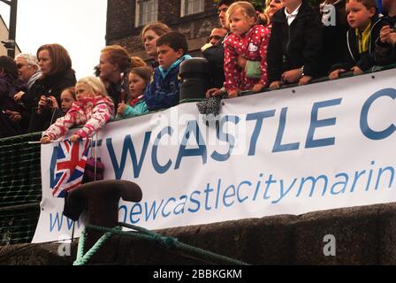 Folla su NewcsastleGateshead quayside per le celebrazioni olimpiche del 2012 Foto Stock