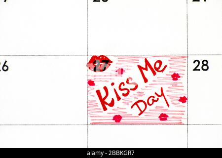 Promemoria per la scrittura a mano Kiss Me Day nel calendario. 27 agosto. Foto Stock