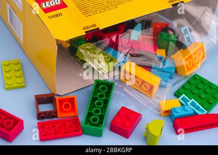 Tambov, Federazione russa - 07 settembre 2019 i blocchi e i mattoni di Lego si rovesciano dalla scatola LEGO. Sfondo blu. Foto Stock